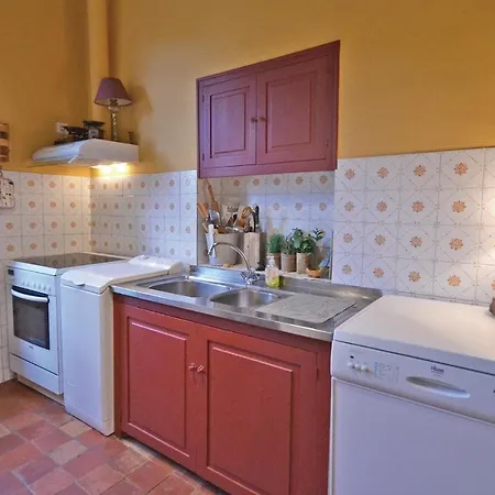 Casa vacanze Lovely In With Kitchen